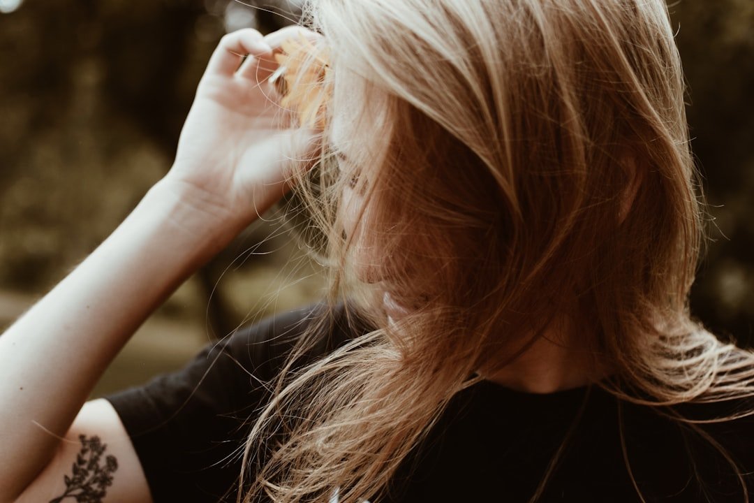 ¿Cómo Controlar el Frizz? Consejos para un Cabello Suave y Domado